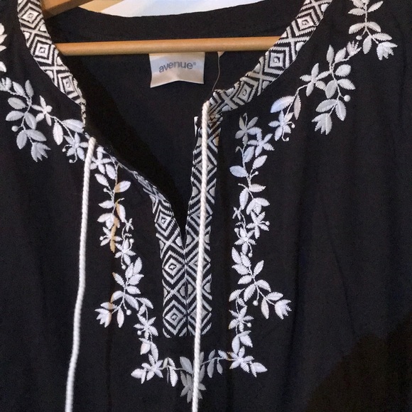 Black embroidered short sleeve top - Picture 3 of 6